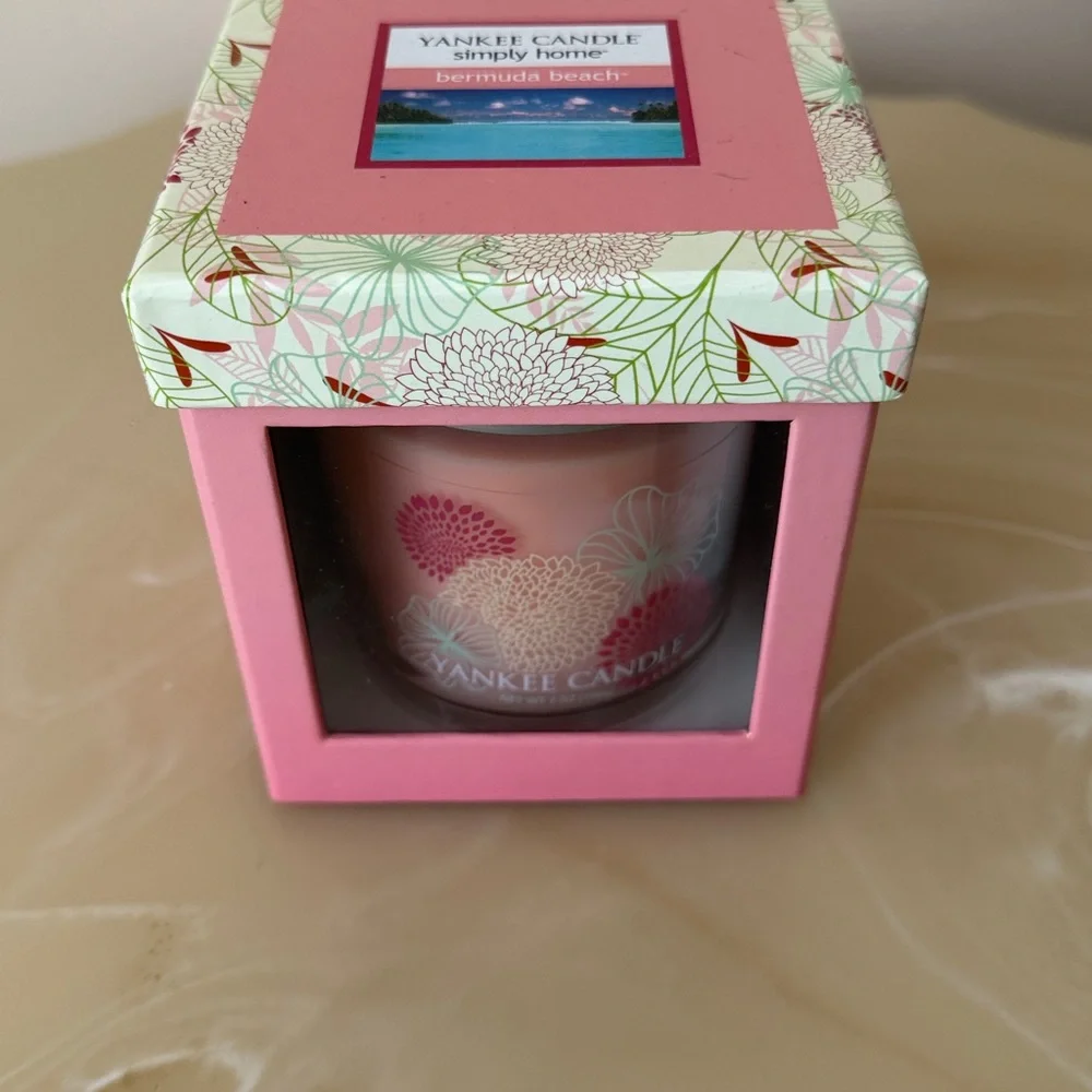 Yankee Candle Bermuda Beach Scented Candle Small Tumbler Pink Floral Gift Box